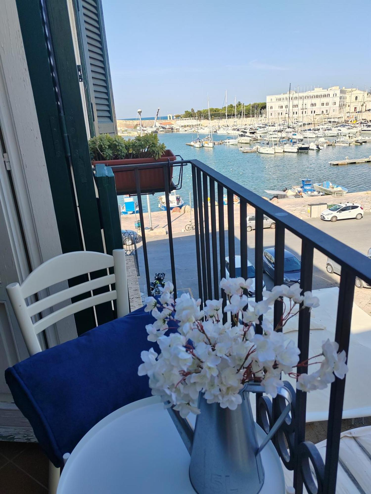 La Finestra Sul Porto Apartment ตรานิ ภายนอก รูปภาพ