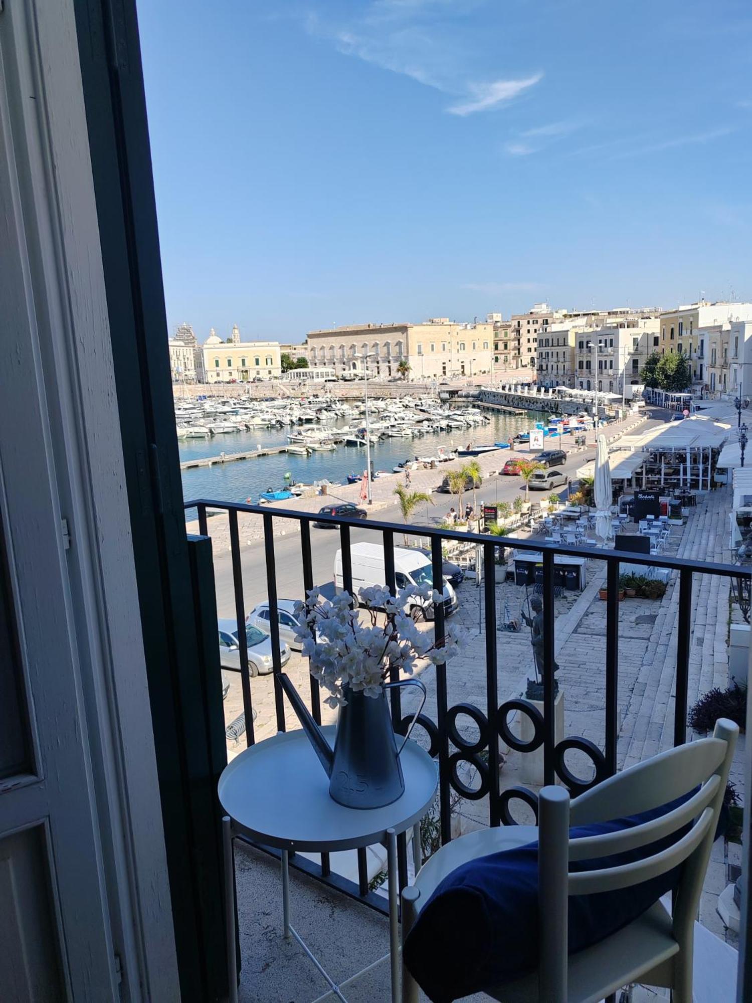 La Finestra Sul Porto Apartment ตรานิ ภายนอก รูปภาพ